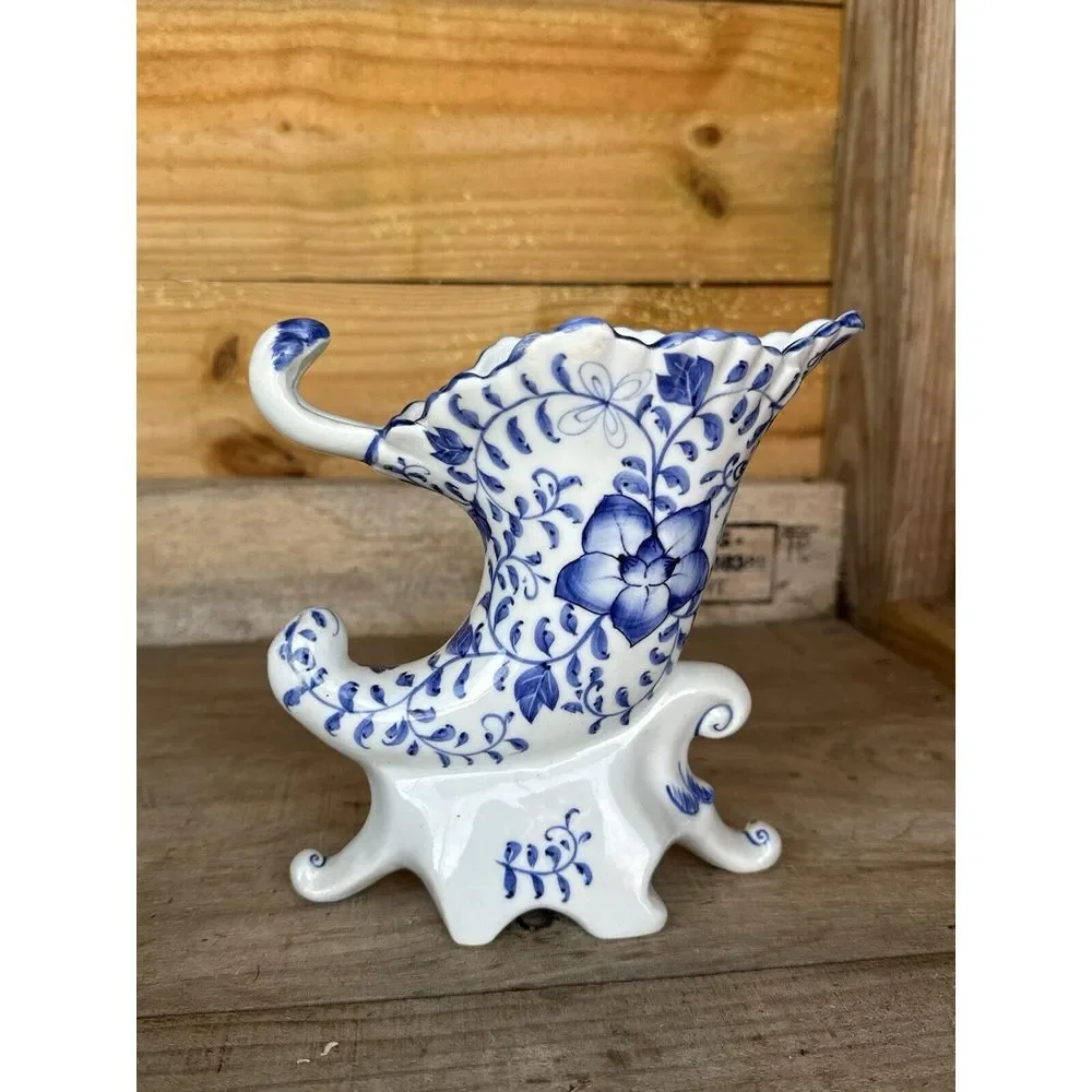 Blue and white horn Cornicopia vase Andrea by Sadek Japan